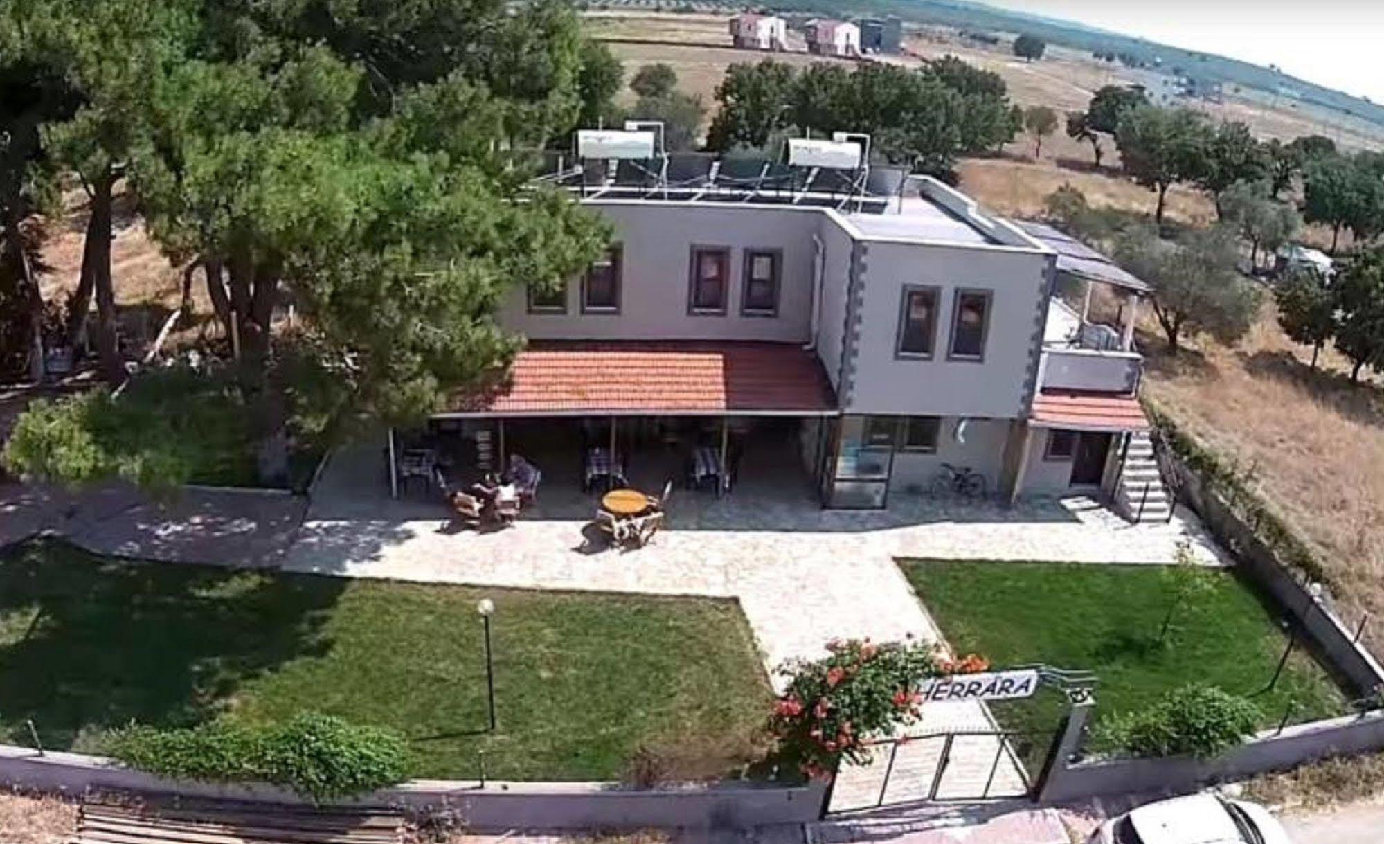 Geyikli Herrara Bagian luar foto